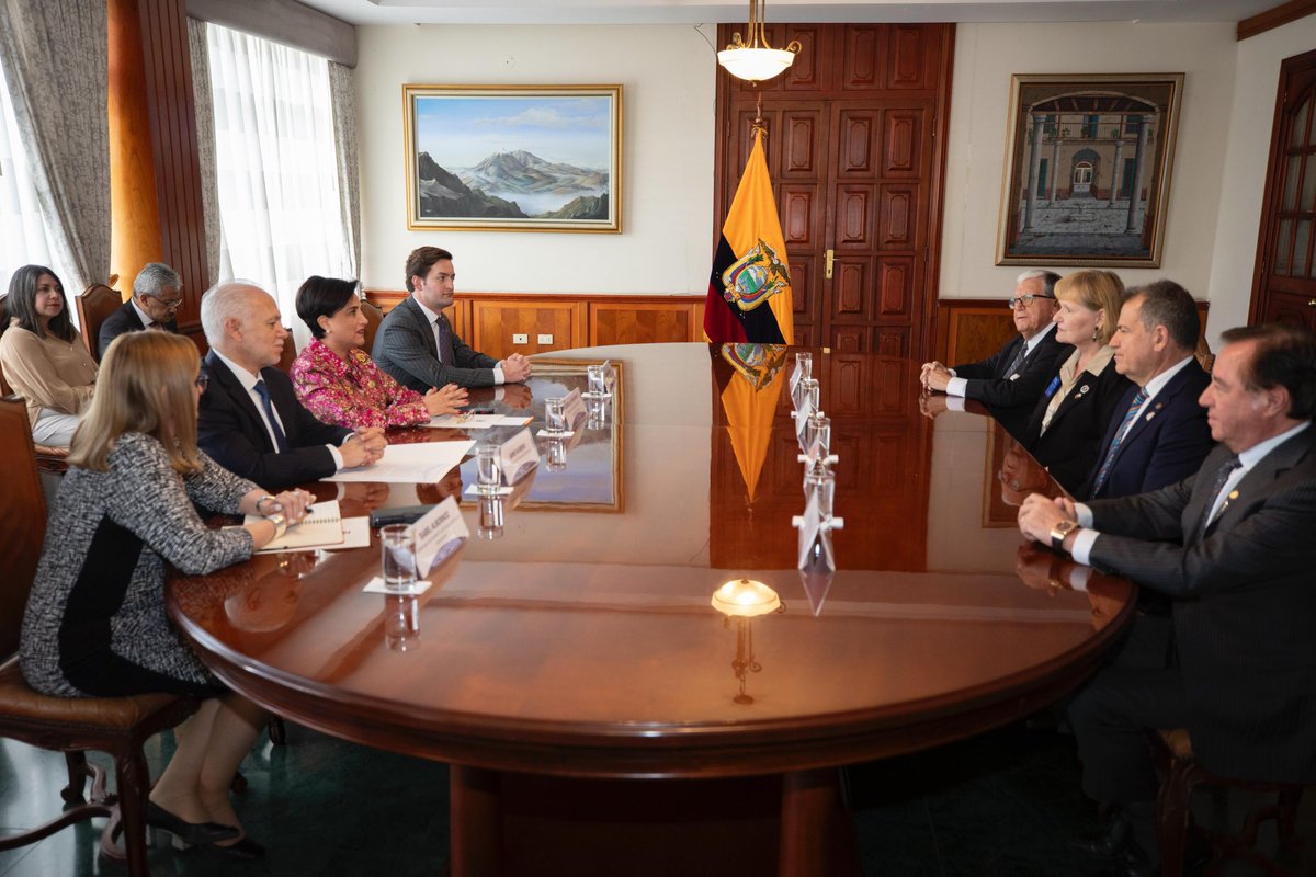 La Canciller <a href="/gabisommerfeld/">Gabriela Sommerfeld</a> y el Viceministro de Gobierno, Esteban Torres, recibieron a la Presidenta de Rotary Internacional, Stephanie A. Urchick, y a los gobernadores de los Distritos de Rotary en el Ecuador, a fin de conocer las áreas de intervención de Rotary en el Ecuador