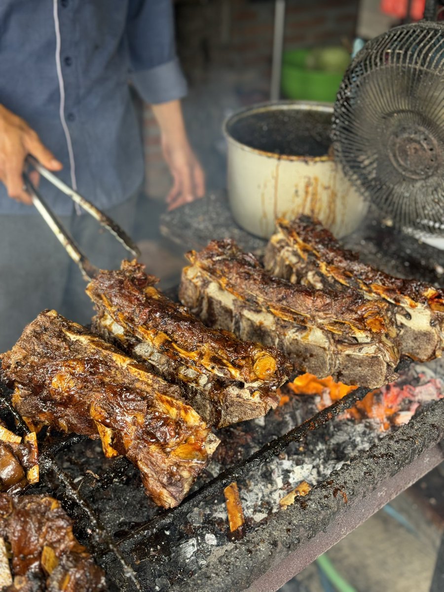 Ariefboediman's tweet photo. Sekitar 5 tahun an yang lalu kesini tempatnya masih kecil banget, sekarang udh berhektar hektar dan ada 2 cabang. Ada yang berkuah dan bakar kecap, mulai dari sop daging sapi harga 10rb, sampai yang jadi favorit akunada sate sugih alias sate koyor #kulyog https://t.co/1V2gAAgtWh