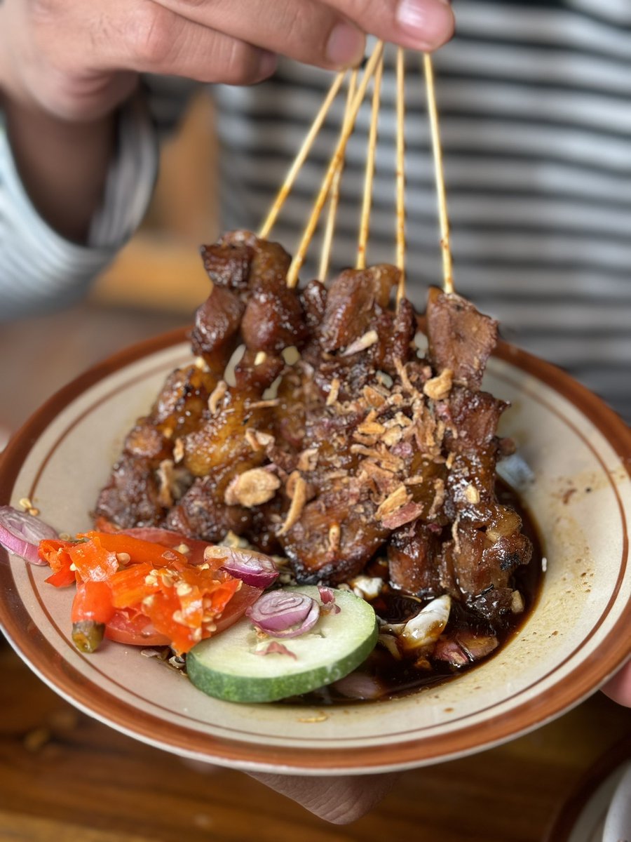 Ariefboediman's tweet photo. Sekitar 5 tahun an yang lalu kesini tempatnya masih kecil banget, sekarang udh berhektar hektar dan ada 2 cabang. Ada yang berkuah dan bakar kecap, mulai dari sop daging sapi harga 10rb, sampai yang jadi favorit akunada sate sugih alias sate koyor #kulyog https://t.co/1V2gAAgtWh