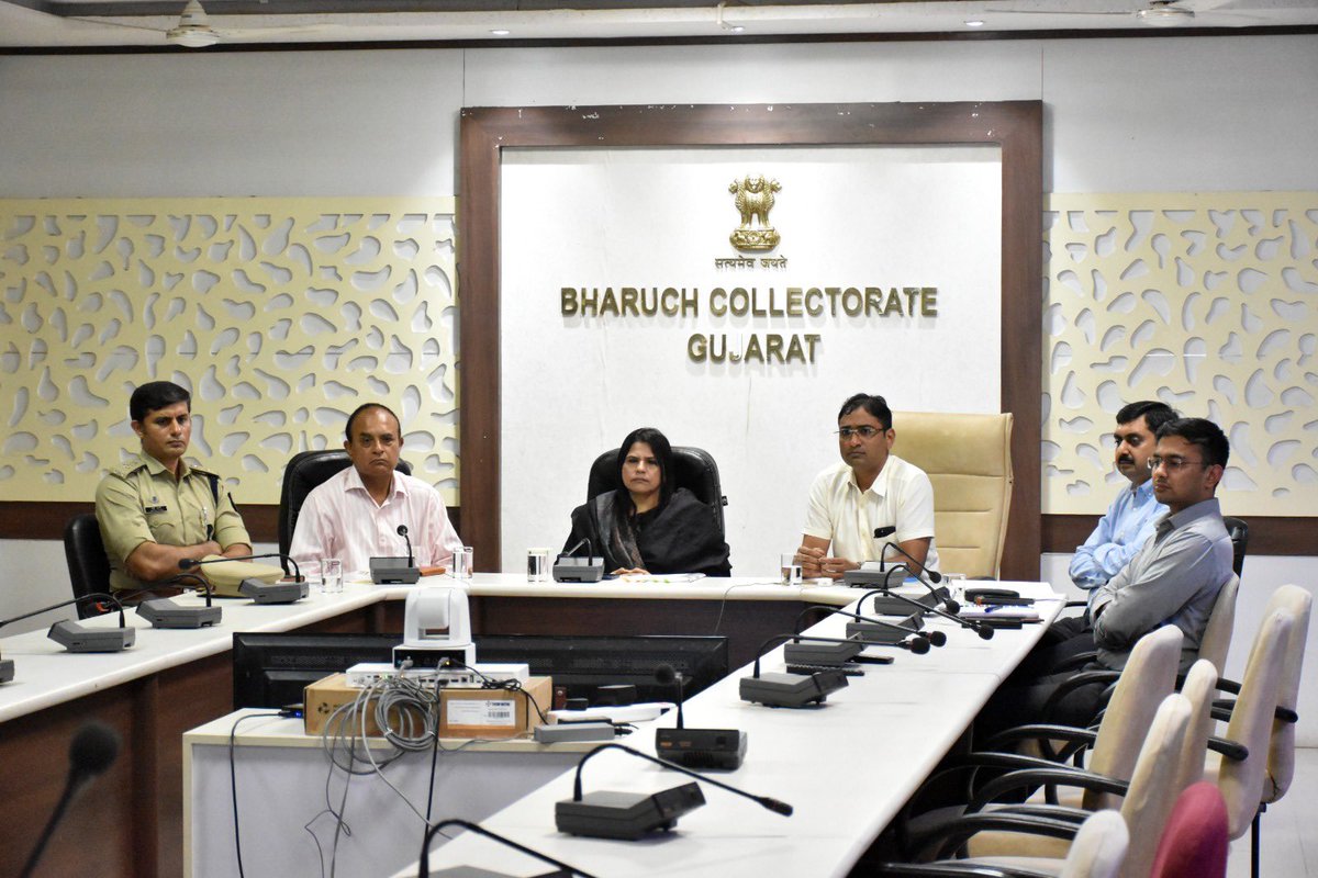 CollectorBharch's tweet photo. સમગ્ર રાજ્યમાં ભારે વરસાદને કારણે સર્જાયેલી પરિસ્થિતિમાં વહિવટી તંત્ર દ્વારા હાથ ધરાયેલી કામગીરી અને બચાવ-રાહત પગલાંની સમીક્ષા માટે માન.મુખ્યમંત્રીશ્રીના અધ્યક્ષસ્થાને વિડીયો કોન્ફરન્સ યોજાઈ
#RainAlertinGujarat
@CMOGuj @InfoGujarat @revenuegujarat https://t.co/0PMa9NUGNr