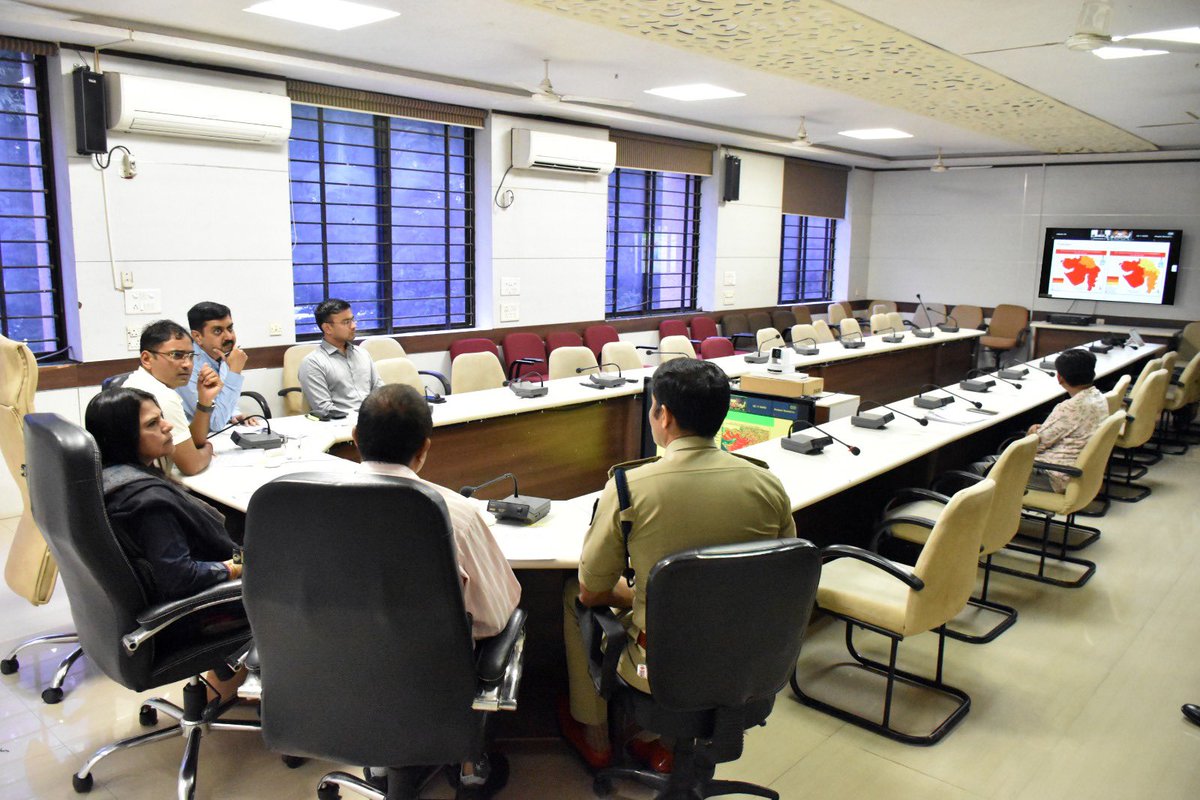 CollectorBharch's tweet photo. સમગ્ર રાજ્યમાં ભારે વરસાદને કારણે સર્જાયેલી પરિસ્થિતિમાં વહિવટી તંત્ર દ્વારા હાથ ધરાયેલી કામગીરી અને બચાવ-રાહત પગલાંની સમીક્ષા માટે માન.મુખ્યમંત્રીશ્રીના અધ્યક્ષસ્થાને વિડીયો કોન્ફરન્સ યોજાઈ
#RainAlertinGujarat
@CMOGuj @InfoGujarat @revenuegujarat https://t.co/0PMa9NUGNr