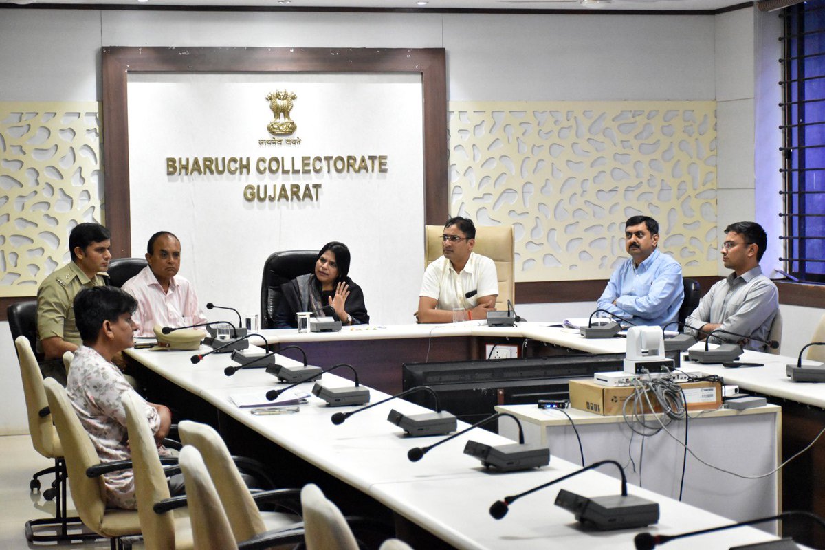 CollectorBharch's tweet photo. સમગ્ર રાજ્યમાં ભારે વરસાદને કારણે સર્જાયેલી પરિસ્થિતિમાં વહિવટી તંત્ર દ્વારા હાથ ધરાયેલી કામગીરી અને બચાવ-રાહત પગલાંની સમીક્ષા માટે માન.મુખ્યમંત્રીશ્રીના અધ્યક્ષસ્થાને વિડીયો કોન્ફરન્સ યોજાઈ
#RainAlertinGujarat
@CMOGuj @InfoGujarat @revenuegujarat https://t.co/0PMa9NUGNr