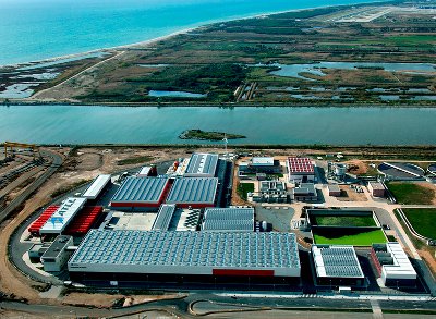 gencat's tweet photo. 🚰 Avui s'ha aprovat la nova estratègia en la gestió de l’aigua, que preveu resoldre el dèficit hídric actual.
💦 Es construirà una tercera dessalinitzadora a la Costa Brava nord i estacions de regeneració a Mataró i Figueres. https://t.co/CLyUSCRUak
#AcordsDelGovern https://t.co/81SUOHvbKa