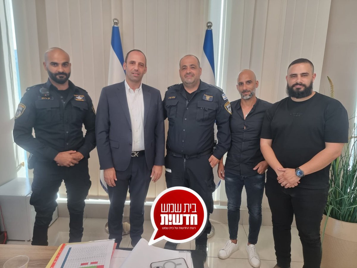 שומרים על קשר רציף: ראש העיר שמוליק גרינברג נפגש בלשכתו עם רפ"ק אלדד פרץ ממלא מקום מפקד תחנת משטרת בית שמש וצוות הפיקוד של התחנה, לישיבת תיאום שוטפת. רה"ע איחל לפרץ הצלחה בתפקידו.