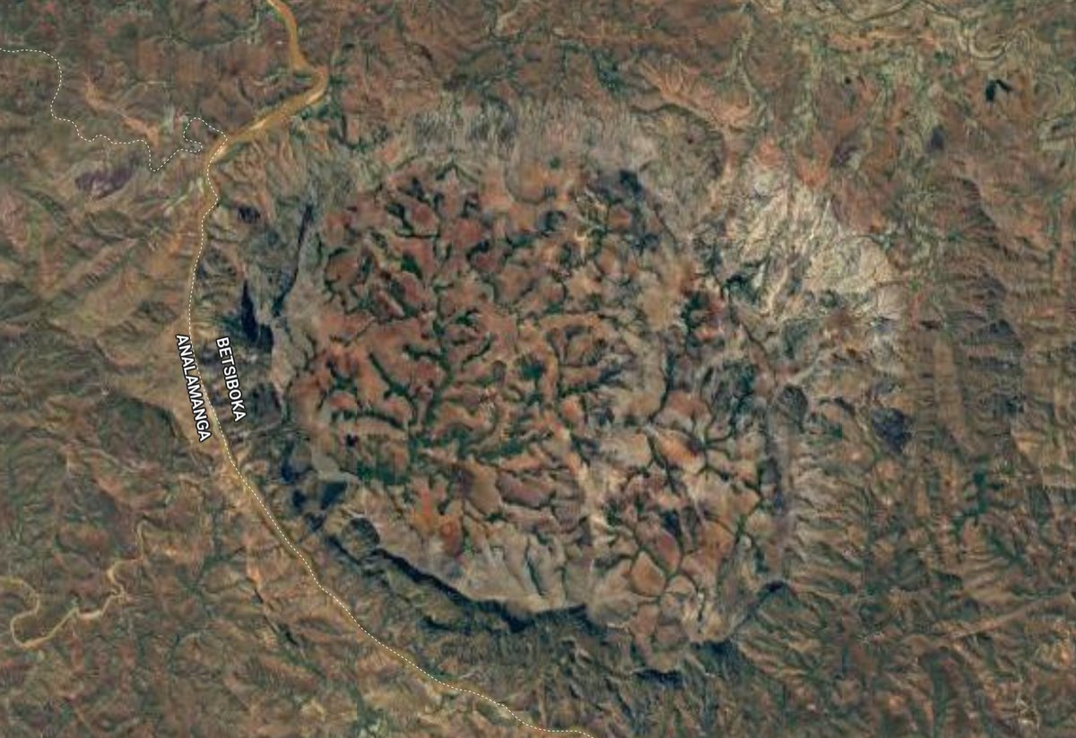 madagaskarynka's tweet photo. I'm really curious about this #mountains in the middle of #Madagascar. It's egg like shaped piece of wilderness. #Betsiboka river seems to maneuver around. https://t.co/Esrvd45A5U
