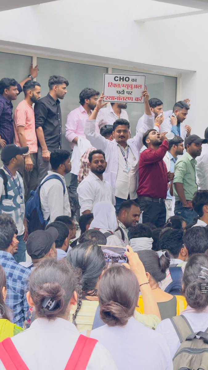 यह मांग नही यह हक 
दुसरो का नही यह अपना 
CHO को नियमितीकरण करो 
मोदी जी के आदेश का पालन करो 
अपने हक लिए CHO मैदान में