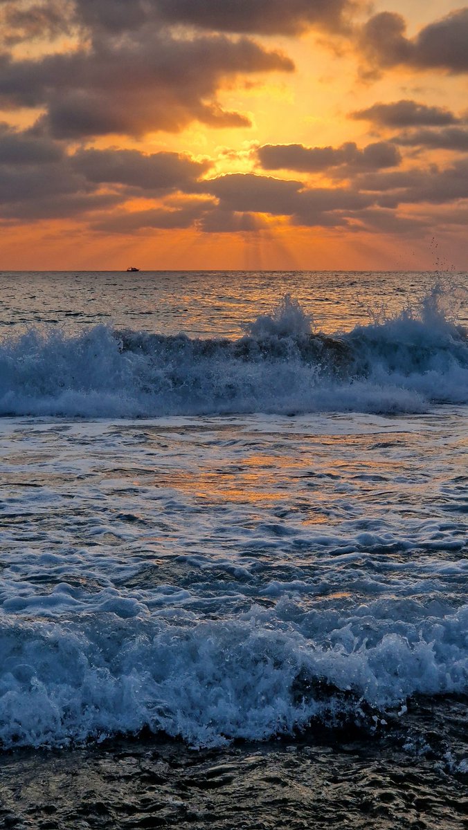 Αισίως σήμερα, 1️⃣7️⃣ χρόνια 
χωρίς σταγόνα αλκοόλ🍷. 
Από νηνεμίες σε τρικυμίες, 
από τρικυμίες σε νηνεμίες, συνεχίζω. 
Οι ήλιοι είναι μέσα μας.
#alcohol #alcoholawareness #noneed #AA #anon #twelvesteps #serenity #prayer #LiveLife #lavitaebella <a href="/_simonfarmakas_/">Simon Farmakas</a> <a href="/AntonisFarmakas/">AntonFarma</a>