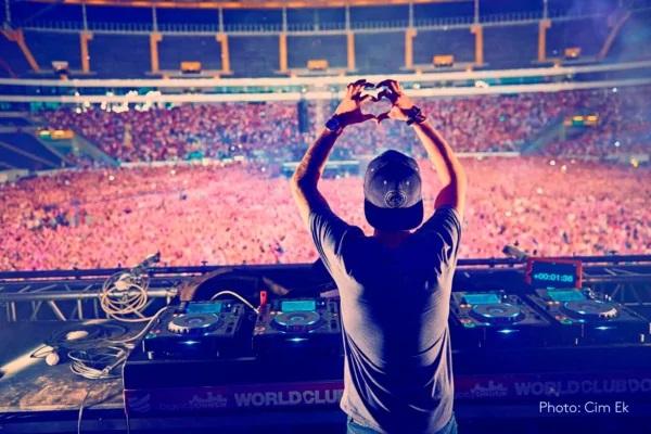 Tim ”Avicii” Bergling (main pics by Cim Ek) var en av vår tids mest hyllade och älskade producenter, artister och låtskrivare. Sedan 2018 för evigt saknad av familj, vänner, kollegor och miljoner fans världen över. Nu presenterar Stockholms… music.me.it/the-avicii-col…