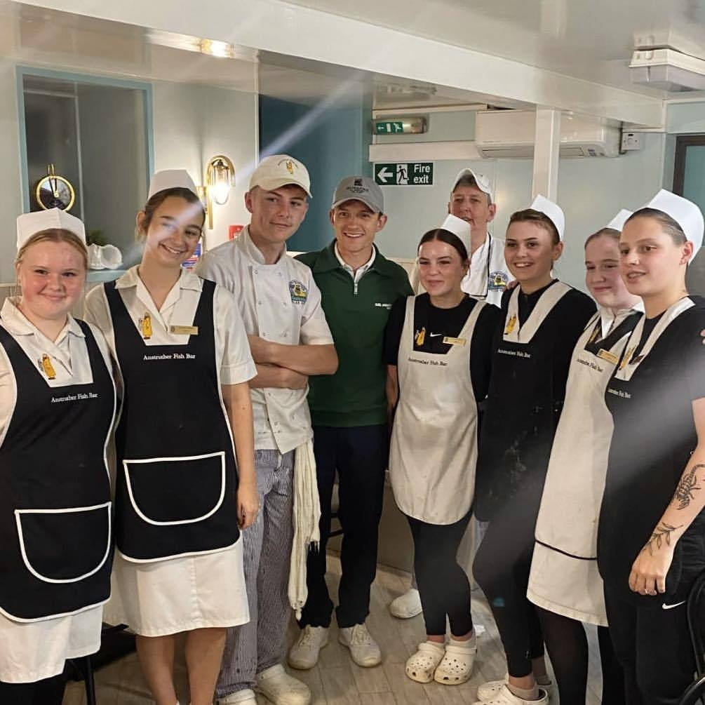 Tom Holland, ontem, visitando um restaurante na Escócia.