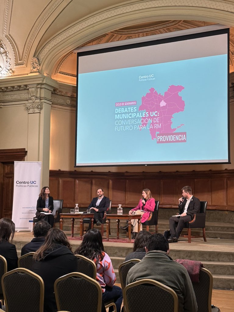 🗳️Comienza el ciclo de seminarios #DebatesMunicipalesUC, modera <a href="/angelicabulnes/">Angelica Bulnes</a>.

Hoy corresponde la comuna de #Providencia.

💬Debaten:
- <a href="/macafernandezd/">Macarena Fernández</a> (@ChileMejorCl)
- <a href="/jaimebellolio/">Jaime Bellolio Avaria</a> (<a href="/ChileVamosCL/">Chile Vamos</a>)
- <a href="/DrazenAndre/">Drazen Markusovic</a> (<a href="/ChilePDGcl/">Partido de la Gente Oficial 🇨🇱</a>)

🔴Tele13Radio.cl