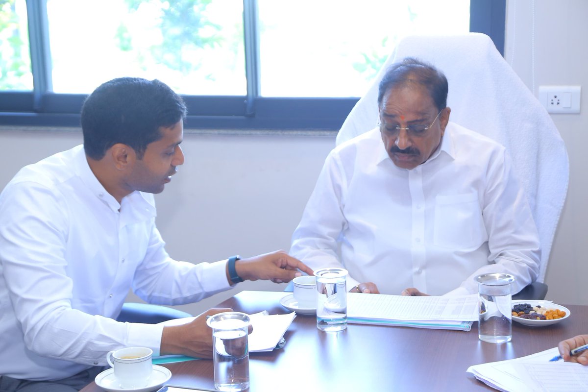 Collector_KMM's tweet photo. కలెక్టరేట్ లో రెవెన్యూ, హౌజింగ్ శాఖల అధికారులతో సంక్షేమ, అభివృద్ధి పనుల పురోగతి పై జిల్లా కలెక్టర్ తో కలిసి సమీక్ష చేసిన రాష్ట్ర వ్యవసాయ, మార్కెటింగ్, సహకార, చేనేత జౌళీ శాఖల మంత్రివర్యులు తుమ్మల నాగేశ్వరరావు గారు

గవర్నమెంట్ స్కూలలో ఇంగ్లిష్ బోధనపై సమీక్ష https://t.co/cu5OH2Vsml
