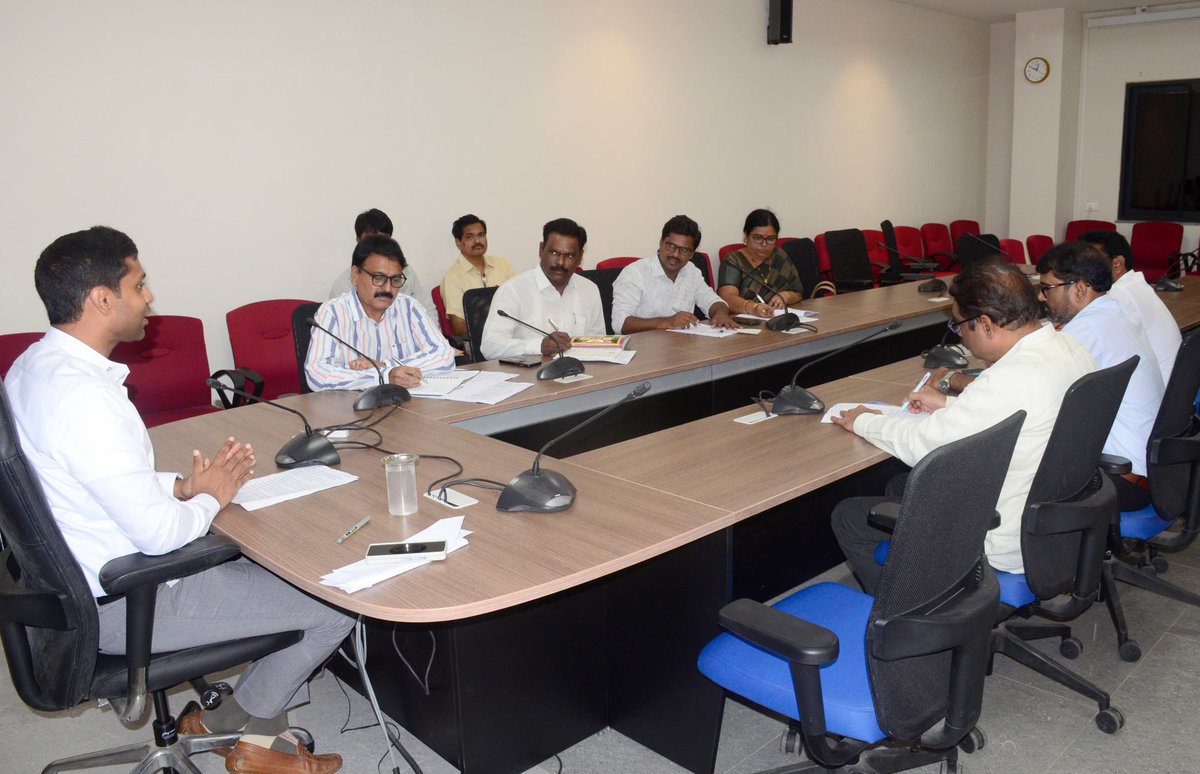 Collector_KMM's tweet photo. కలెక్టరేట్ లో రెవెన్యూ, హౌజింగ్ శాఖల అధికారులతో సంక్షేమ, అభివృద్ధి పనుల పురోగతి పై జిల్లా కలెక్టర్ తో కలిసి సమీక్ష చేసిన రాష్ట్ర వ్యవసాయ, మార్కెటింగ్, సహకార, చేనేత జౌళీ శాఖల మంత్రివర్యులు తుమ్మల నాగేశ్వరరావు గారు

గవర్నమెంట్ స్కూలలో ఇంగ్లిష్ బోధనపై సమీక్ష https://t.co/cu5OH2Vsml