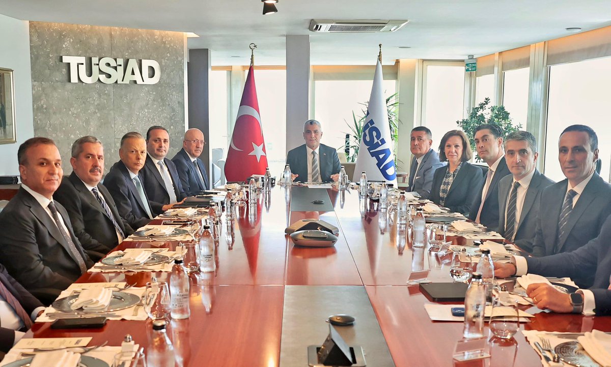 omerbolatTR's tweet photo. Bugün TÜSİAD’ı ziyaret ederek TÜSİAD Başkanı Orhan Turan (@_ORHANTURAN) ve kıymetli heyeti ile bir araya geldik.

Ziyaretimiz kapsamında hükümet olarak uygulamaya aldığımız Orta Vadeli Programımızın güncellenmesi, yatırım ve teşvik programlarımız ile dış ticaret verilerimiz hakkında bilgilendirmelerde bulunduk.

Son yıllarda hayata geçirdiği yatırımlar, projeler ve reformlar sayesinde küresel ticaret pazarındaki rekabetçi gücünü ve payını artıran ülkemizin en öncelikli hedeflerinden biri de katma değeri yüksek ürünlerle küresel pazardaki konumunu daha da güçlendirmektir. 

Bu noktada TÜSİAD başta olmak üzere iş dünyamızın değerli unsurları ile yakın koordinasyon içerisinde kalmayı önemsiyor, hayata geçireceğimiz yeni program ve stratejilerle sanayicilerimizi, üreticilerimizi ve ihracatçılarımızı küresel alanda desteklemeye devam edeceğiz.

@TUSIAD