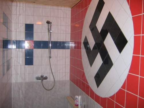 frigosouul's tweet photo. quien ha sido el gracioso que ha puesto la bandera de Finlandia en mi baño https://t.co/8nCLMDuP7G