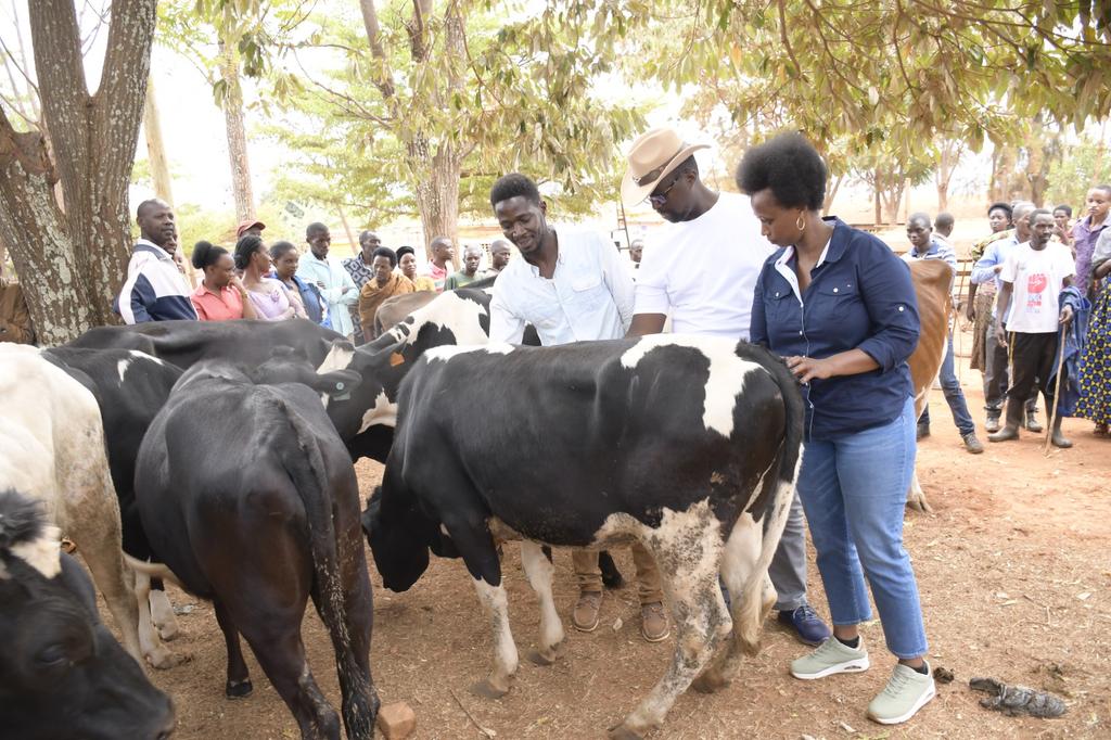 VM AFSO <a href="/denise_dusabe/">Denise DUSABE</a> yasuye Umurenge wa Mukindo, asura ishuri ry'abana bato "ECD" ririmo kubakwa, anatangiza gahunda yo guha inka 110 mu barezi b'Imirenge ya Mukindo na Mugombwa, ibikorwa byombi ku bufatanye na CONDO Families Initiative, uyu munsi batanze inka 29.
<a href="/RwandaSouth/">Southern Province | Rwanda</a>