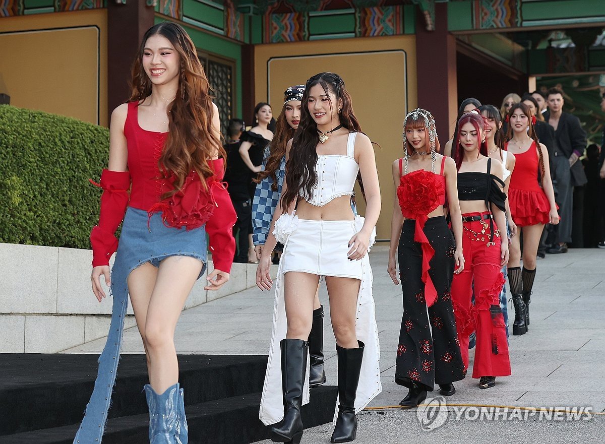lessencestudios's tweet photo. 📸 #BINI look stunning arriving at the ‘Billboard K-POWER 100’ event in Seoul.

#BillboardKPower100 #빌보드파워100 #비니 https://t.co/ofYdxa3XEp