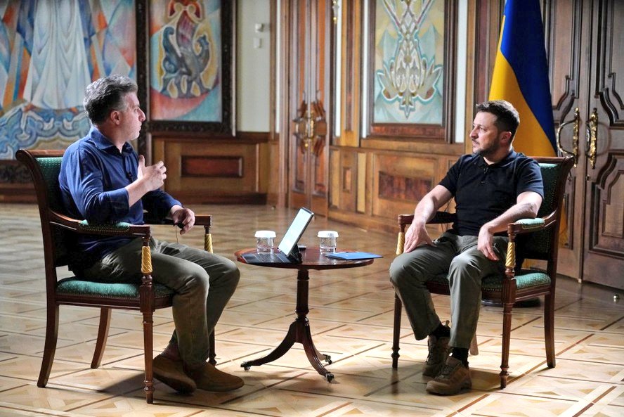 Luciano Huck foi à Ucrânia entrevistar o comediante que proibiu os partidos progressistas no país, comanda um exército de neonazistas assumidos e destruiu os gasodutos que levavam gás para a Europa. Ponto alto da carreira do amigo de Aécio Neves. Ele quer RESSIGNIFICAR o