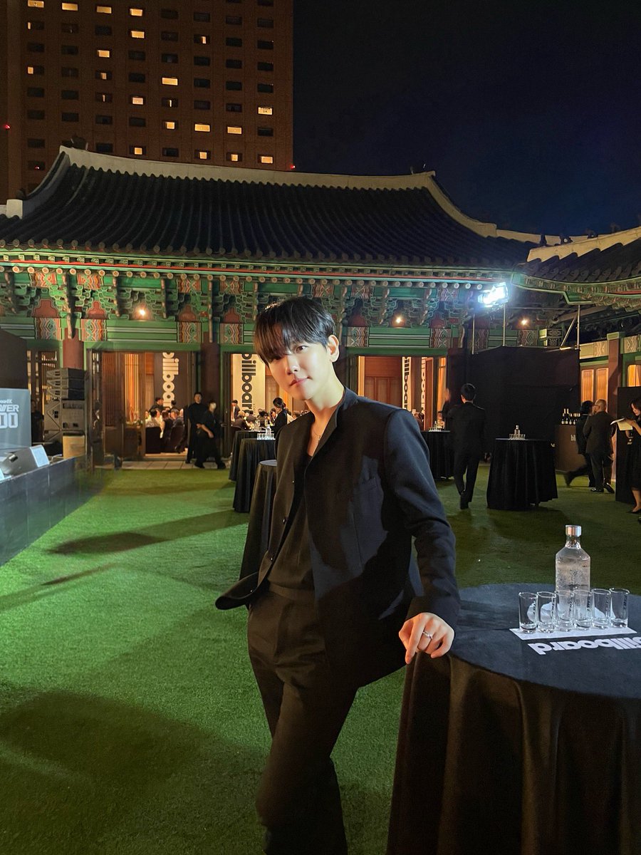 qtpiebyunbaek's tweet photo. THE BOSS IS REALLY BOSSING https://t.co/VxW46bRwho