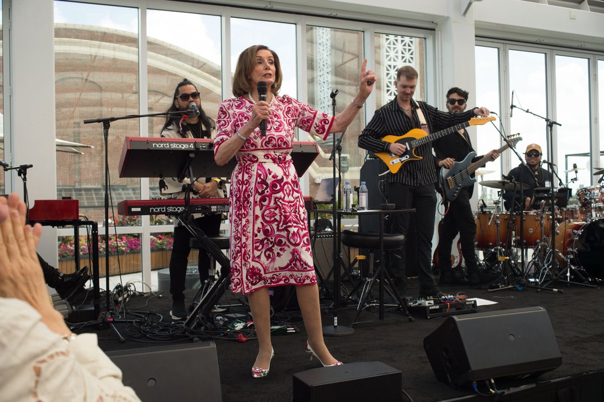 FabPhotoChicago's tweet image. Nancy Pelosi speaks at her lunch in Chicago during the 2024 Democratic National Convention. Photo taken at the roof top event venue at the Off Shore Restaurant located on Chicago's Navy Pier. #DNCConvention2024 #DNC2024CHICAGO #NancyPelosi