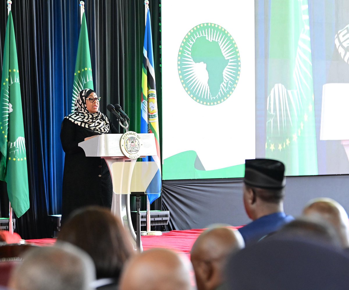 SuluhuSamia's tweet photo. Tanzania inamuunga mkono Waziri Mkuu Mstaafu wa Jamhuri ya Kenya Mheshimiwa Raila Amolo Odinga katika kuwania nafasi ya Mwenyekiti wa Kamisheni ya Umoja wa Afrika (AU). Watanzania wanamfahamu Mheshimiwa Odinga kama mwanamajumui wa Afrika anayeamini katika mtangamano wa Afrika na manufaa yake.

Binafsi, nakupongeza Mheshimiwa Odinga kwa kudumisha mahusiano mazuri na Viongozi wa Afrika na wabia wake. Tunaamini kuwa wewe ni kiongozi mwenye busara na mwenye uwezo wa kujenga Umoja wa Afrika thabiti, unaochochea maendeleo ya kiuchumi na kijamii ya bara la Afrika na wenye uwezo wa kutetea maslahi ya Afrika kimataifa.

Tunakutakia kila la kheri.