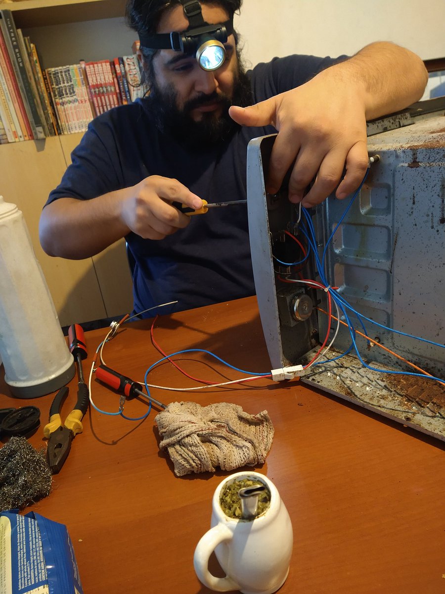 MaxiMelian93's tweet photo. Nos encontramos un horno en la basura y tengo novio electricista https://t.co/TEwA7nKX5P
