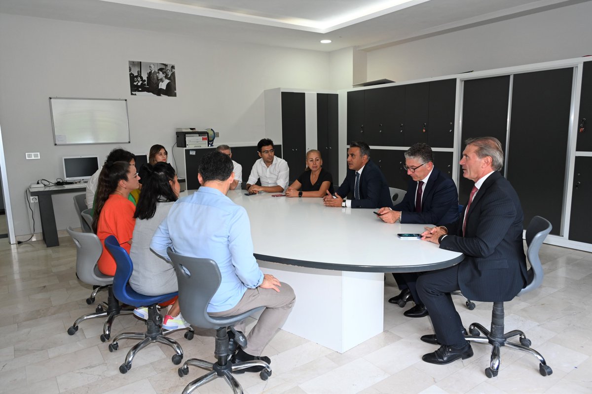 denizlimem's tweet photo. 📍Merkezefendi BİLNET Okulları 

İl Milli Eğitim Müdürümüz @emre_caliskan, 2024-2025 Eğitim Öğretim Yılı hazırlık çalışmaları kapsamında bir araya geldiği idareci ve öğretmenlerimizle Türkiye Yüzyılı Maarif Modeli Ortak Metni üzerine değerlendirmelerde bulundu.

@tcmeb https://t.co/kB3pbIFTeR