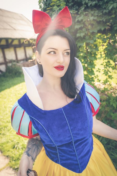 I'm sure you've already figured out that a Snow White cosplay set is coming (I already show some sneak