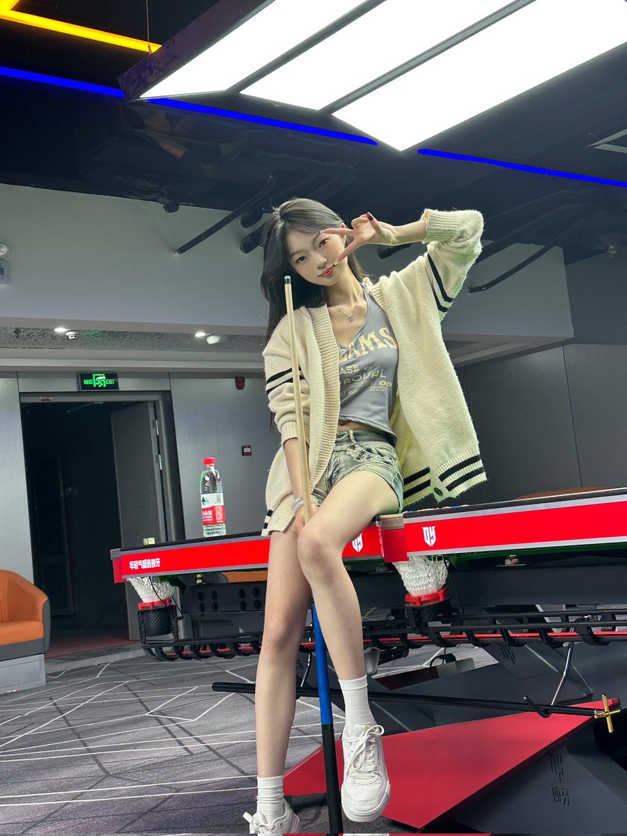yydmm8's tweet photo. 之前总觉得闺蜜骚骚今天吃饭时候特意选了个角落试探了一下她  我问她想找个啥类型男的喜不喜欢听话的她说喜欢啊一点点的套她的话才知道原来她也喜欢小贱狗她也是s不过没有接触过哈哈哈不愧是我的姐妹啊告诉她这里有好多狗她说让我帮她看看有没有想当她的狗的她想试试玩小狗 #调教 #贱狗 #丝袜 #女S #男 https://t.co/GZ20IK6wpA