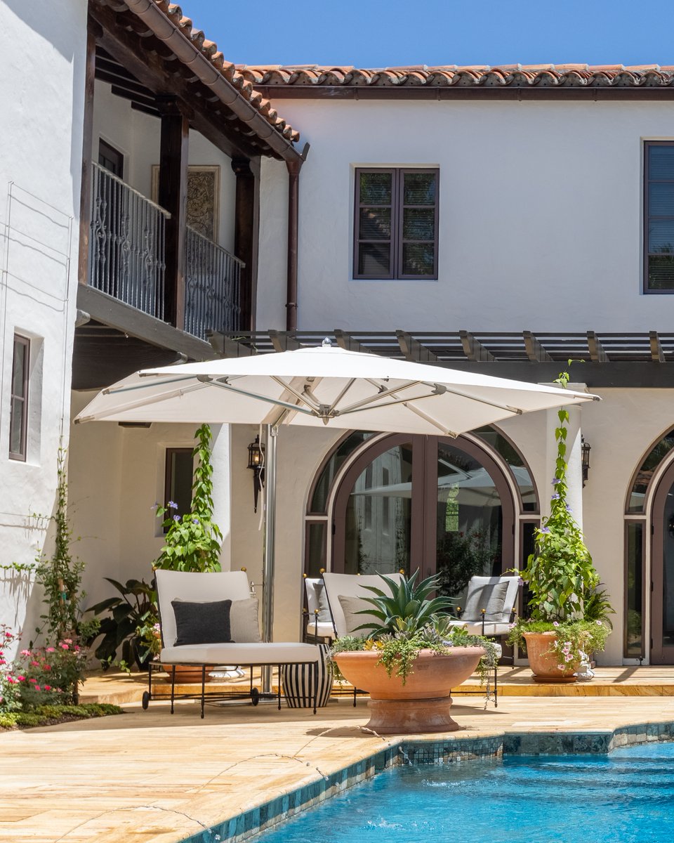 Escape to your own slice of paradise at home. 🌞🌿​

​🔘Ocean Master MAX Cantilever​
🔘The polished and anodized marine grade canopy structure cantilevers from a sturdy, oval shaped mast inspired by sailing yachts.​

Click to learn more: ow.ly/IAxc50T5avv