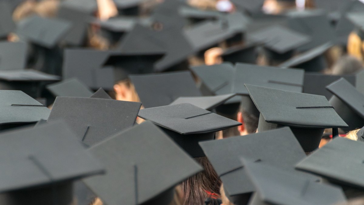 Starting university can be a challenging transition, but with a few lifestyle changes and careful planning, it can be a much smoother and enjoyable experience. Here we cover 5 tips for parents with children heading to #university.
finura.co.uk/news/5-tips-fo…
#financialplanning