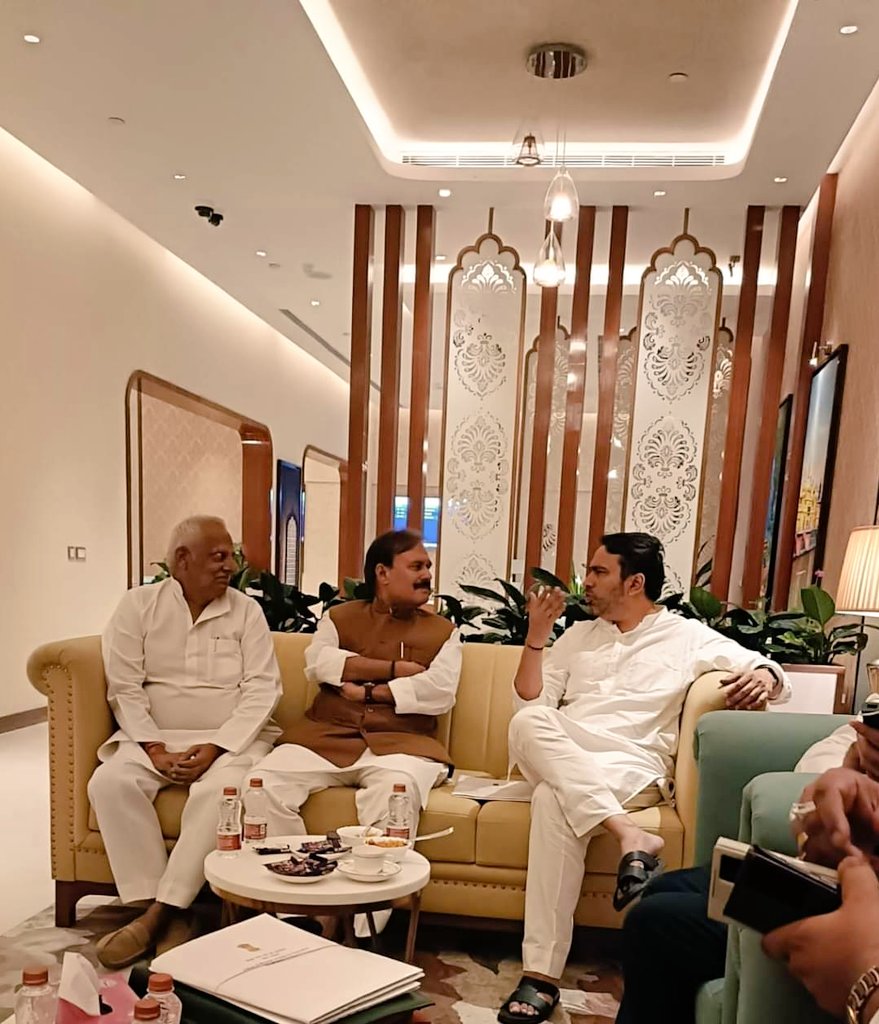 Ramashishmlc's tweet photo. आज लखनऊ एयरपोर्ट पर राष्ट्रीय अध्यक्ष,केन्द्रीय मंत्री माननीय @jayantrld जी को छोड़ने के लिए गया था,जहां पार्टी के संदर्भ में कुछ महत्वपूर्ण बातें हुई।
@RLDparty
#rld https://t.co/xiNnkQyDHF