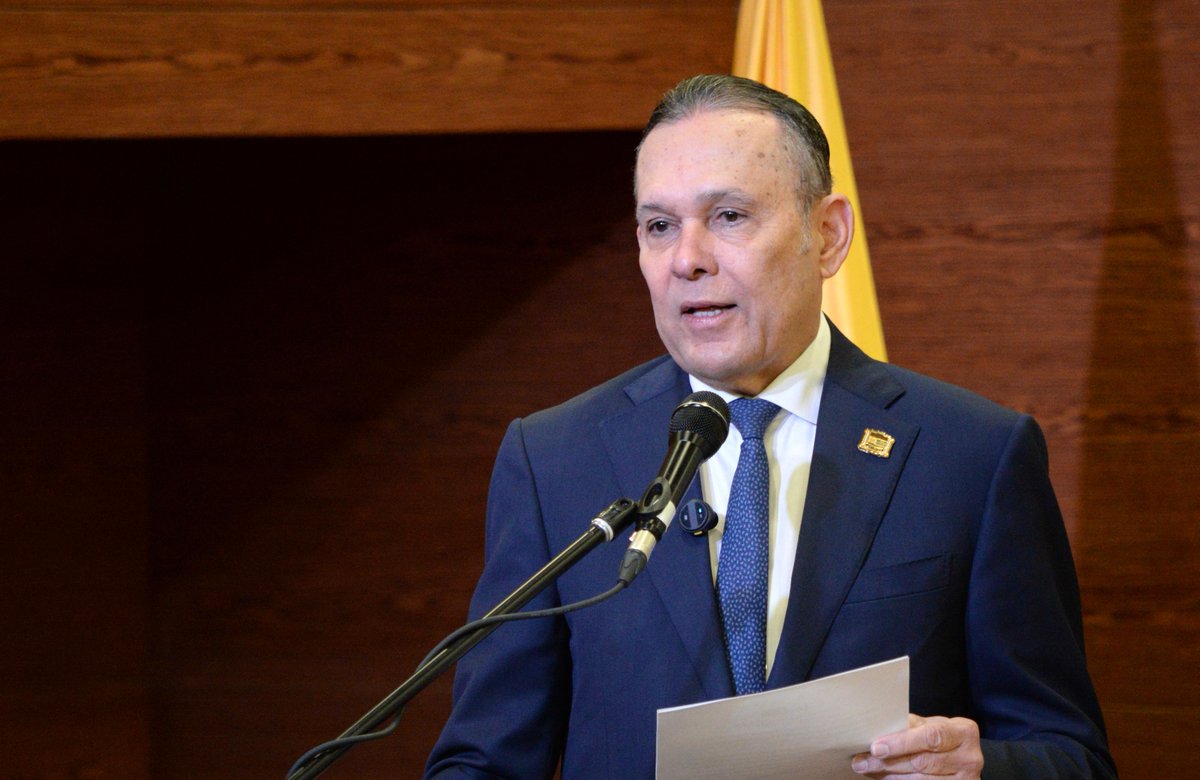 CGR_Colombia's tweet photo. “Valoro este encuentro académico promovido por el Contralor. Estamos hablando del cuidado de recursos públicos y de los procesos de contratación pública. Es importante que la inversión pública se ejecute y que se haga de forma correcta”, senador @EfrainCepeda. #ForosCGR https://t.co/zHDpDij7K7