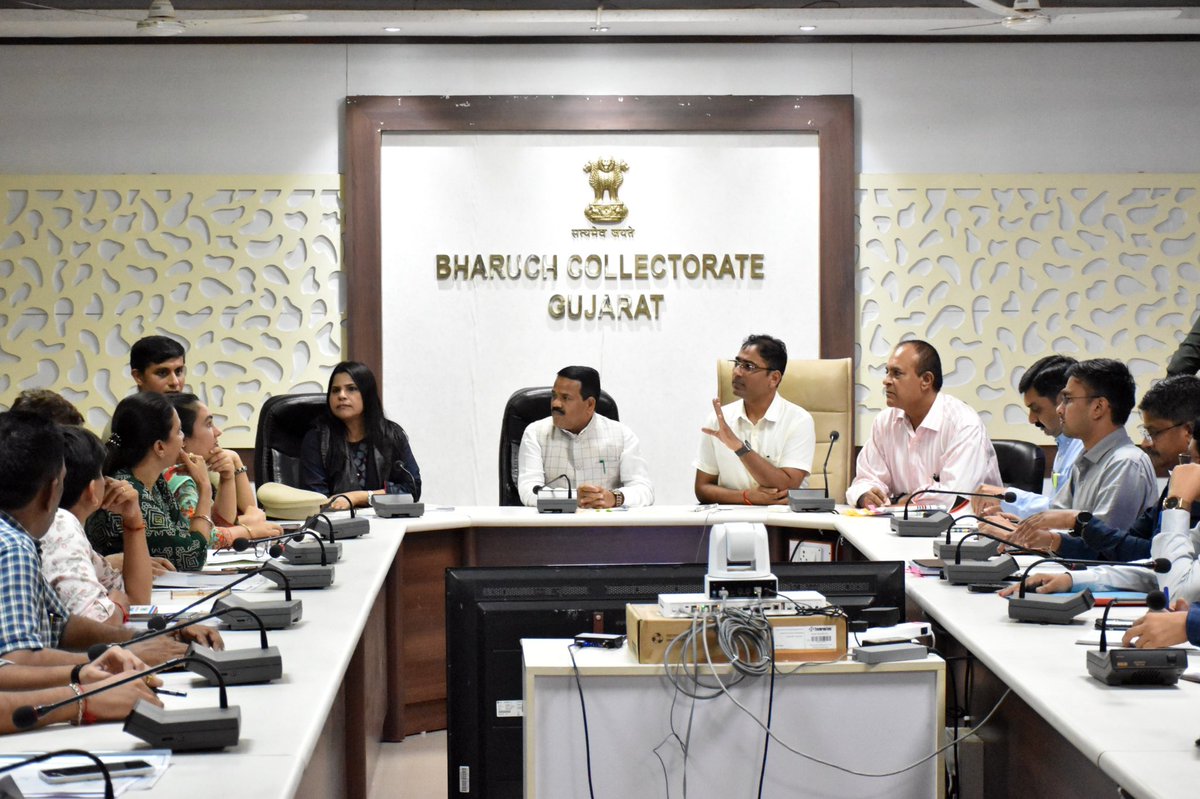 CollectorBharch's tweet photo. જીલ્લામાં ભારે વરસાદ તથા પૂરની સ્થિતિમાં વહિવટીતંત્ર દ્વારા જાગૃતિ,રાહત-બચાવ અંગે હાથ ધરાયેલી કામગીરીની સમીક્ષા માટે માન.પ્રભારી મંત્રીશ્રીના અધ્યક્ષસ્થાને જિલ્લાના તમામ જવાબદાર અધિકારીઓની બેઠક યોજાઈ.તાલુકા મથકોથી અધિકારીઓ VCથી જોડાયા.
#RainAlertinGujarat
@CMOGuj @revenuegujarat https://t.co/yeOZRVpPec