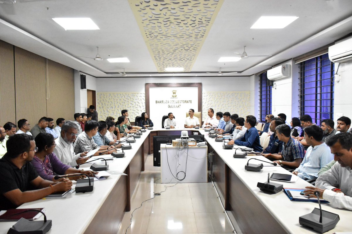 CollectorBharch's tweet photo. જીલ્લામાં ભારે વરસાદ તથા પૂરની સ્થિતિમાં વહિવટીતંત્ર દ્વારા જાગૃતિ,રાહત-બચાવ અંગે હાથ ધરાયેલી કામગીરીની સમીક્ષા માટે માન.પ્રભારી મંત્રીશ્રીના અધ્યક્ષસ્થાને જિલ્લાના તમામ જવાબદાર અધિકારીઓની બેઠક યોજાઈ.તાલુકા મથકોથી અધિકારીઓ VCથી જોડાયા.
#RainAlertinGujarat
@CMOGuj @revenuegujarat https://t.co/yeOZRVpPec
