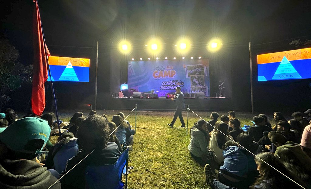 EducacionASEACE's tweet photo. 🔰 Pr. Pablo Ibérico, "Nosotros somos diferentes, somos únicos, nadando contra la corriente de este mundo, más no estamos solos, Dios siempre nos acompaña". 💬, desde el #ColeCamp2024 🏕 de nuestra Asociación Educativa 💙 #Contracorriente #APCE https://t.co/aP7zU0LvnF