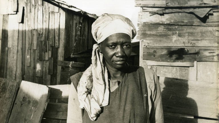 jornalnota's tweet photo. "Em 1948, quando começaram a demolir as casas térreas para construir os edifícios, nós, os pobres que residíamos nas habitações coletivas, fomos despejados e ficamos residindo debaixo das pontes. É por isso que eu denomino que a favela é o quarto de despejo de uma cidade. Nós, os pobres, somos os trastes velhos."

Carolina Maria de Jesus