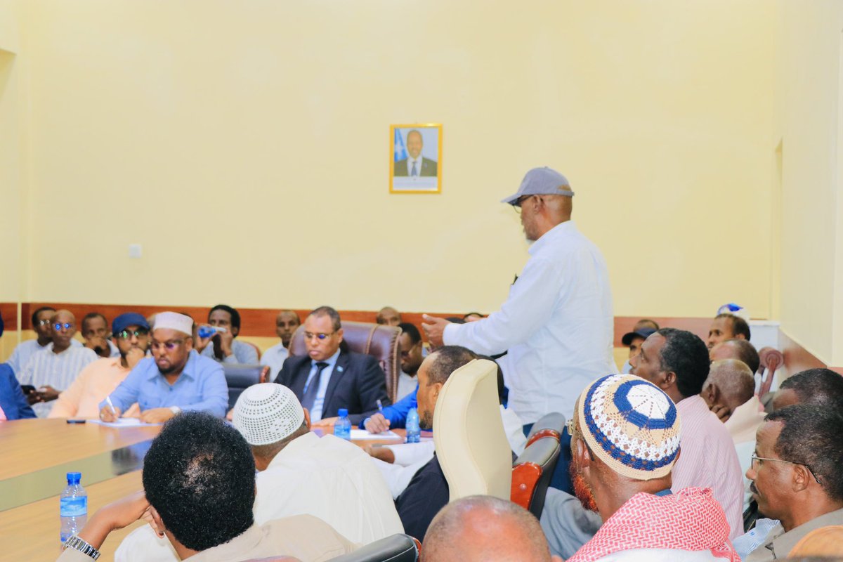 MoCI Somalia (@mocisom) on Twitter photo The Minister of MoCI, <a href="/HonJibrilAHaji/">Hon. Jibril Abdirashid Haji</a> received representatives from the local business communities of the Banadir Region in his office today. The discussions primarily revolved around the government's tax, resolving disputes among businesspeople, & addressing their concerns. The Minister of MoCI, <a href="/HonJibrilAHaji/">Hon. Jibril Abdirashid Haji</a> received representatives from the local business communities of the Banadir Region in his office today. The discussions primarily revolved around the government's tax, resolving disputes among businesspeople, & addressing their concerns.