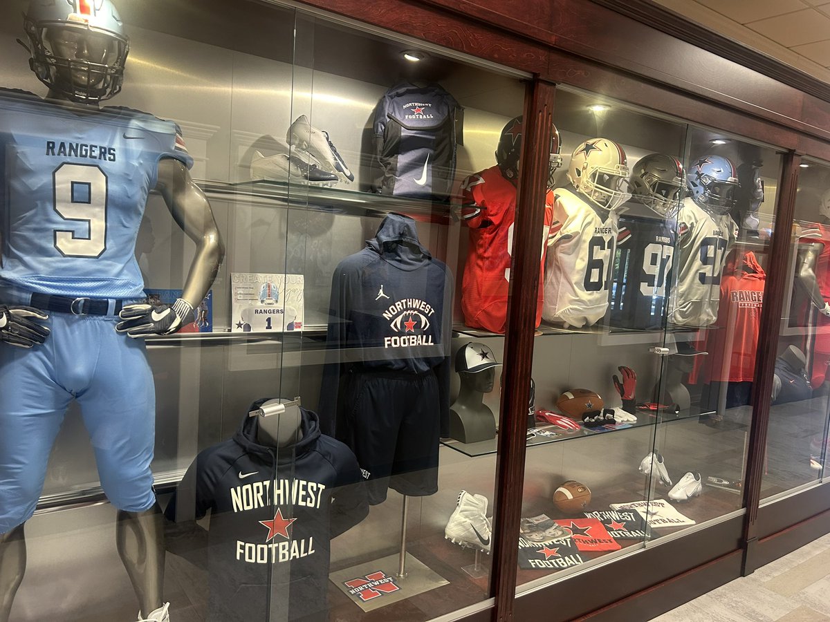 DJames_5's tweet photo. Couple of our guys got a chance to go down to Northwest Community College to meet the Head Coach and Staff . 

Thanks for the invite and we look forward to seeing a couple our guys down there .  @CoachCJones20 @NWCC_Football @johnvarlas https://t.co/xAuEt4dIiC