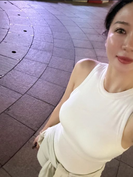 xiao_yi3's tweet photo. @shizhongyanhuo1 出来散散步 在朋友们 https://t.co/DodzKZIufG