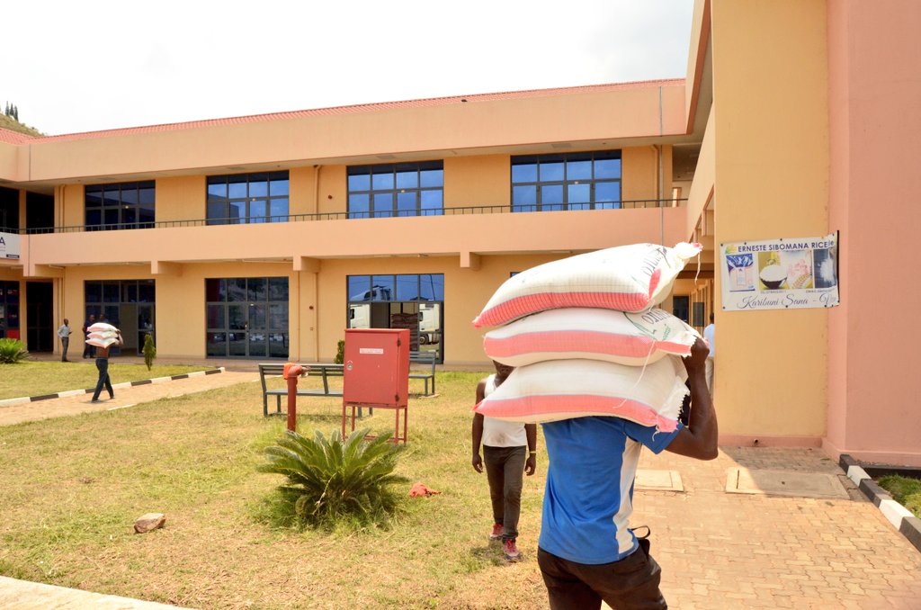 RwandaEast's tweet photo. Uyu munsi, Guverineri w'Intara y'Iburasirazuba @PudenceR ari kumwe n'abandi bayobozi batandukanye bagiriye uruzinduko mu Karere ka Kirehe, aho basuye ibikorwa birimo bitandukanye;  umupaka wa Rusumo ndetse n'isoko nyambukiranyamipaka rya Rusumo. https://t.co/ZQdgMUFnM1