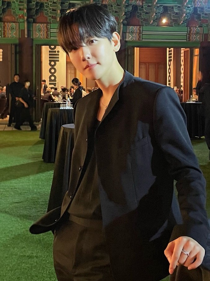 bbhsource's tweet photo. baekhyun looks extremely handsome https://t.co/gYUwoUfQ8U