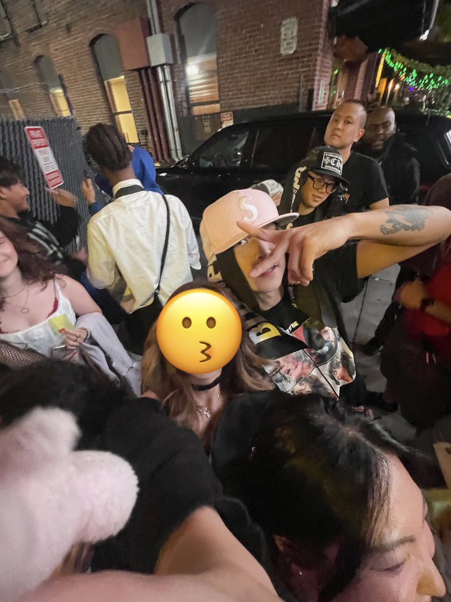 svi_kii's tweet photo. colde concert recap in boston: vip meet&amp;greet, gave me his boston hat during the encore, signed my album&amp;took a selfie with him😭💙
@wavycolde 
#colde #coldeontour #krnb #khiphop https://t.co/X5PwqFmEyk