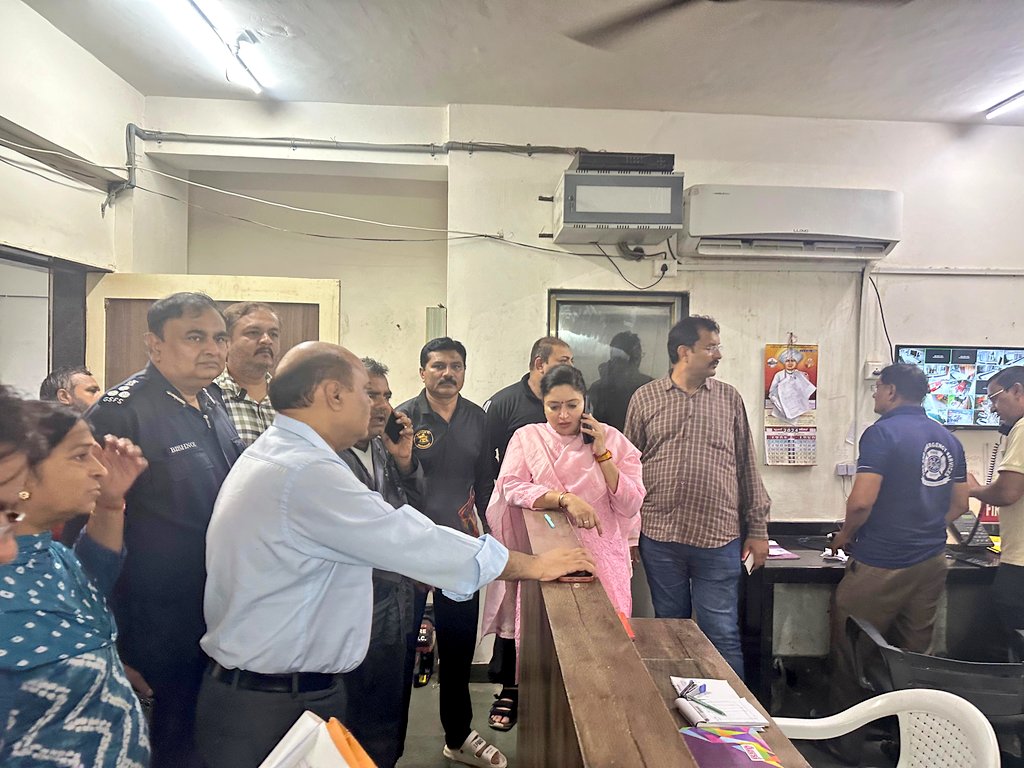 PoonambenMaadam's tweet photo. જામનગર શહેર સહિત જિલ્લામાં ભારેથી અતિભારે વરસાદના કારણે સર્જાયેલ પરિસ્થિતિની અધિકારીશ્રીઓ સાથે સમીક્ષા કરી, ઝીરો કેઝ્યુલીટીના અભિગમ સાથે રાહત અને બચાવ કાર્ય માટે જરૂરી સંકલન કરી સૂચના આપેલ તેમજ અધિકારીશ્રીઓ, કાર્યકર્તાઓ સાથે અસરગ્રસ્ત વિસ્તારની મુલાકાત લઈ નિરીક્ષણ કર્યુ.

પ્રવર્તમાન અતિવૃષ્ટિની પરિસ્થિતિમાં સંસદીય મતવિસ્તારના તમામ નાગરિકોને બિનજરૂરી બહાર ન નીકળવા અને સુરક્ષિત અને સલામત રહેવા અનુરોધ કરૂં છું. #RainAlertinGujarat