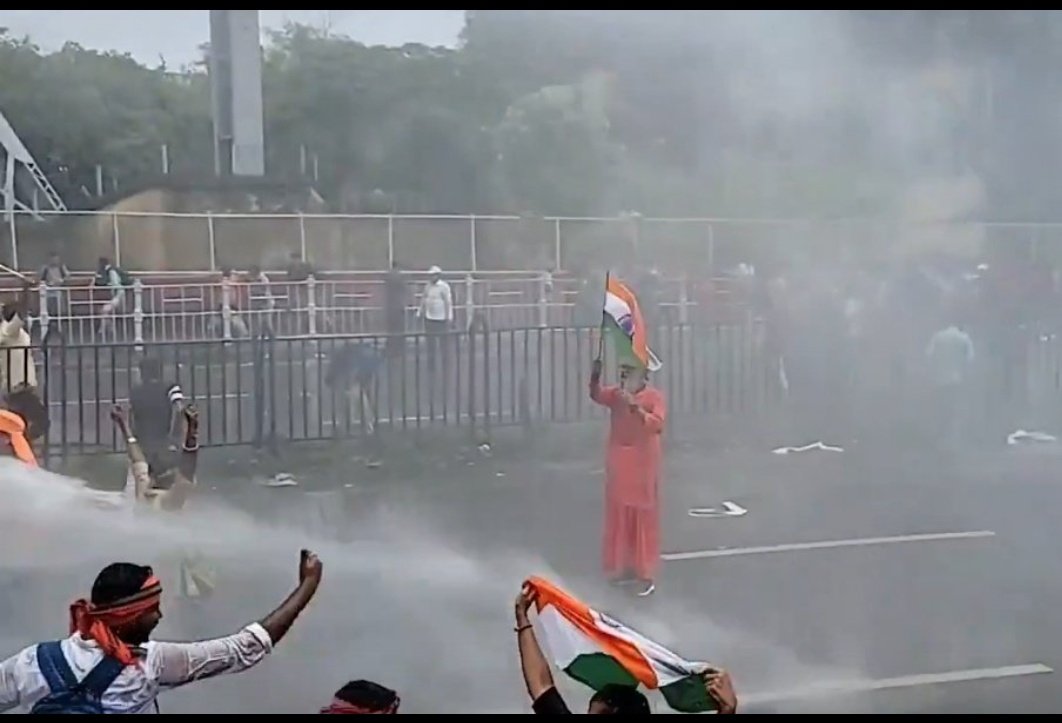 neerajyadav2005's tweet photo. Have you ever not seen like an elderly saffron monk stood tall, facing them head on with the holding tiranga 🇮🇳 in hand when water cannons unleashed 

This is the powerful symbol against tyranny 
And showing true essence..
#notnowthenwhen
#KolkataDoctorDeathCase https://t.co/aq373edZF9