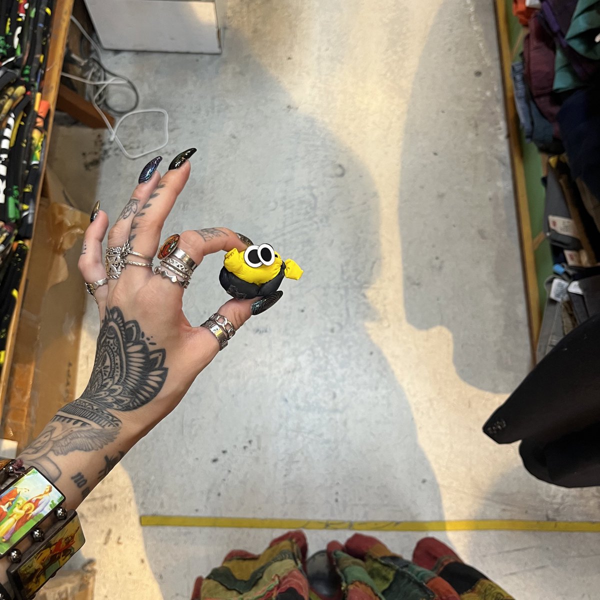 u0330m's tweet photo. お店の子がお客さんに貰った風船ミニオン、レジに飾っててんけどいつのまにか見やんくなったなーって思ってて探してみたらさ。ありえんくらいしぼんでた。目ん玉しか残ってなかった。衝撃すぎて腹ちぎれるくらい笑い狂った。笑
最初キャンディのゴミかなおもたもん。笑 https://t.co/I3lOcFsAXj