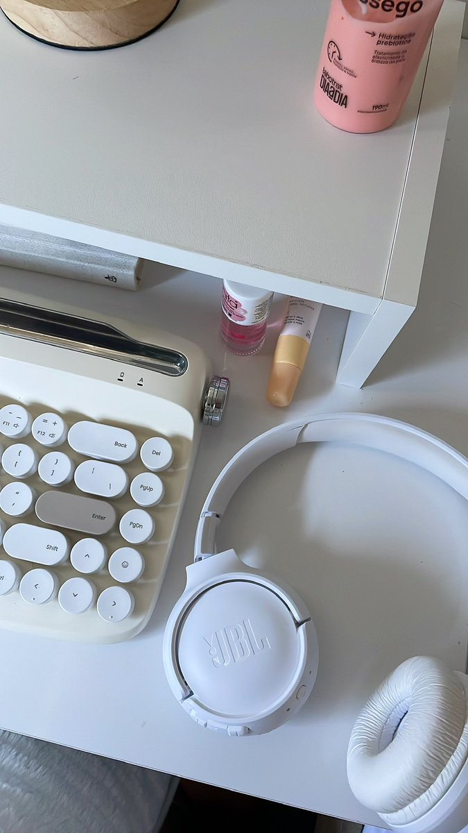 sawakogi's tweet image. bora estudar 🎧👩🏻‍💻#studytwt #studytech