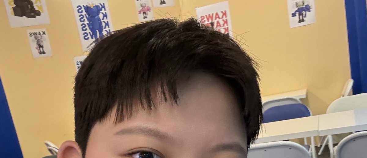 “머리를 왜 짧게 잘랐어요?” 라는 질문에 당당하게 “페미니스트라서요!” 라는 답변을 할 수 있는 사회가 된다면, 그때는 나도 나 스스로를 페미니스트가 아니라고 가스라이팅 하는 것을 멈출 수 있을 것 같아. 내 머리는 그냥 멋진 머리지 <남자 머리>가 아니니까.