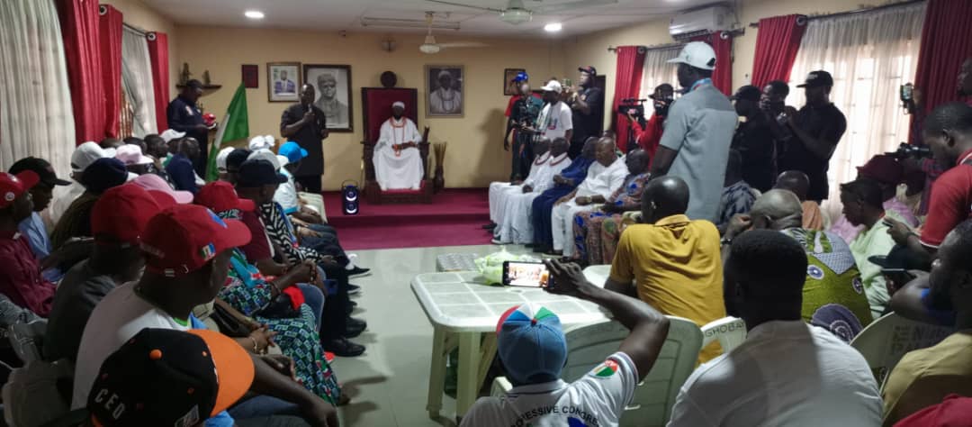 Kareemehi's tweet image. Even ologbo wey them tell us for sosha media say yoots go stones was receptive. The love is massive..... plenty grace dey #MODEN ticket. #keo