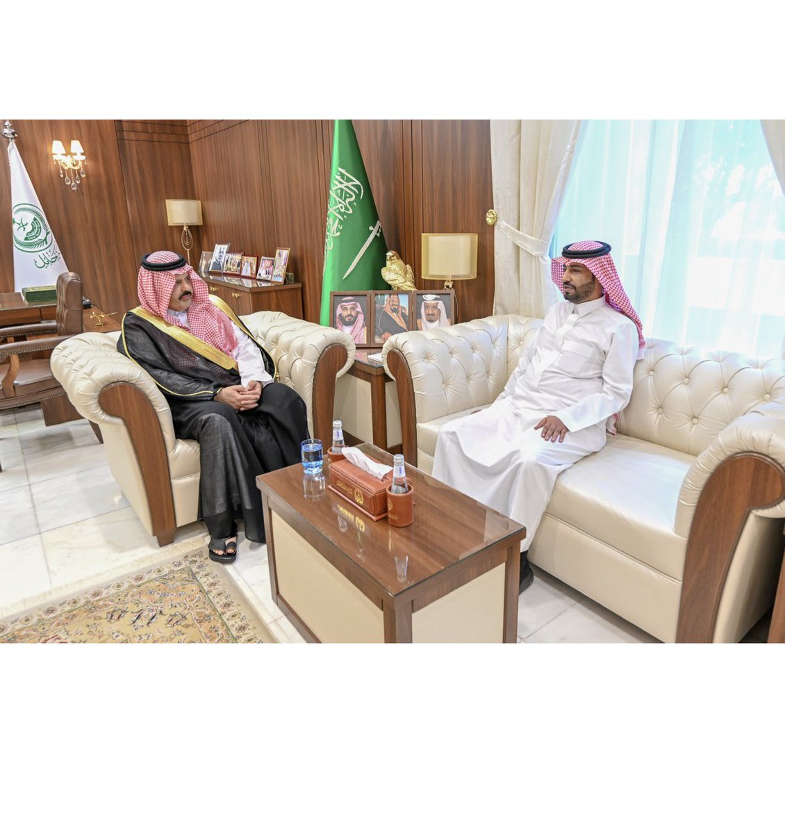 abdullahalzamma's tweet photo. تشرفت اليوم بلقاء صاحب السمو الملكي الأمير عبدالعزيز بن سعد آل سعود أمير منطقة حائل بمكتب سموه بإمارة حائل، بصفتي رئيساً لسفراء جمعية الأدب بمنطقة حائل ��تشرفت ��إهدائه مجموعة من إصداراتي الأدبية. https://t.co/ttJJZNrwnk