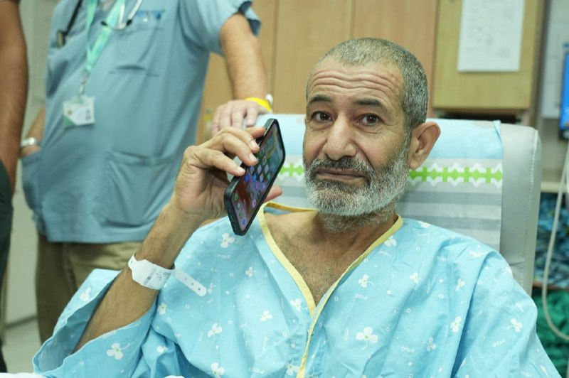 KhaledSafi's tweet photo. الإنجاز العسكري الزائف الذي يحاول الاحتلال ترويجه عبر إعلامه والرزايا فيما يتعلق بتحرير الأسير فرحان القاضي هو بحاجة لبعض النقاط التي أفندها هنا:

معلومة 1:
لم يكن هناك مواجهات قبل تحرير الأسير فرحان القاضي من النفق في جنوب غزة.

معلومة 2:
كان الأسير داخل نفق وحده وبلا حراسة، وتم العثور على النفق قدرًا وليس عبر بحث استخباراتي ولا عمل عسكري ولا عمليات مشتركة كما يدعي الاحتلال في الإعلام.

التحليل:
بناء على ما هو معلوم لدينا من أهمية الأسرى لدى المقاومة 🔻 وأن المجاهد قد يحافظ على حياة الأسير أكثر من روحه..
- نكاد نجزم أن هذا الأسير غير مهم في صفقة التبادل، خاصة وأنه أسير بدوي (53 عامًا) من رهط يعني من الدرجة الثانية بالنسبة للاحتلال الذي يتعامل معه بعنصرية.
- قد تكون هناك عملية إجلاء للأسرى من مكان لآخر تمت، وتركت المقاومة هذا الأسير لأنه عبء!
- قد تكون هناك صفقة غير معلنة لدى المقاومة بخصوص هذا الأسير.
- من يدري ربما هي مناورة من المقاومة لشيء مركب ومعقد لا ولن نعرف عنه إلا مستقبلاً.

واضح أن تحليلي للحدث نابع من إيماني العميق بالمقاومة وقدرتها، وثقتي في اختيارها الصواب، وتوفيق الله لها في كل شأنها، وقادم الأيام كفيل بأن يكشف لنا ما خفي عنا.